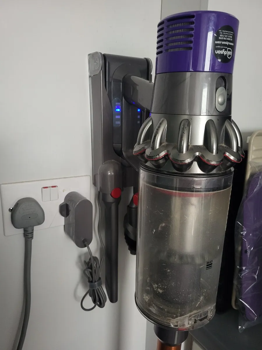 Dyson V10 cordless vacuum - Image 4