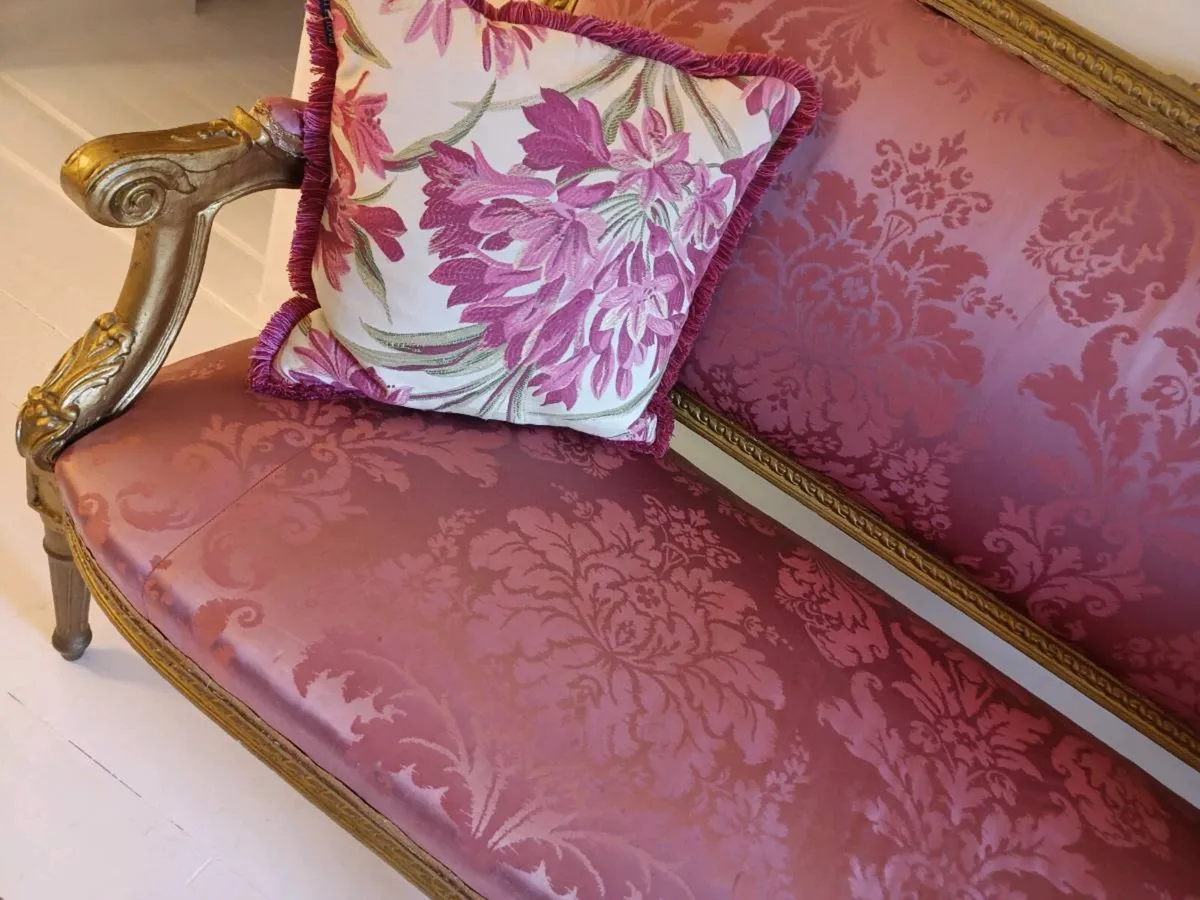 Beautiful sofa - Image 2