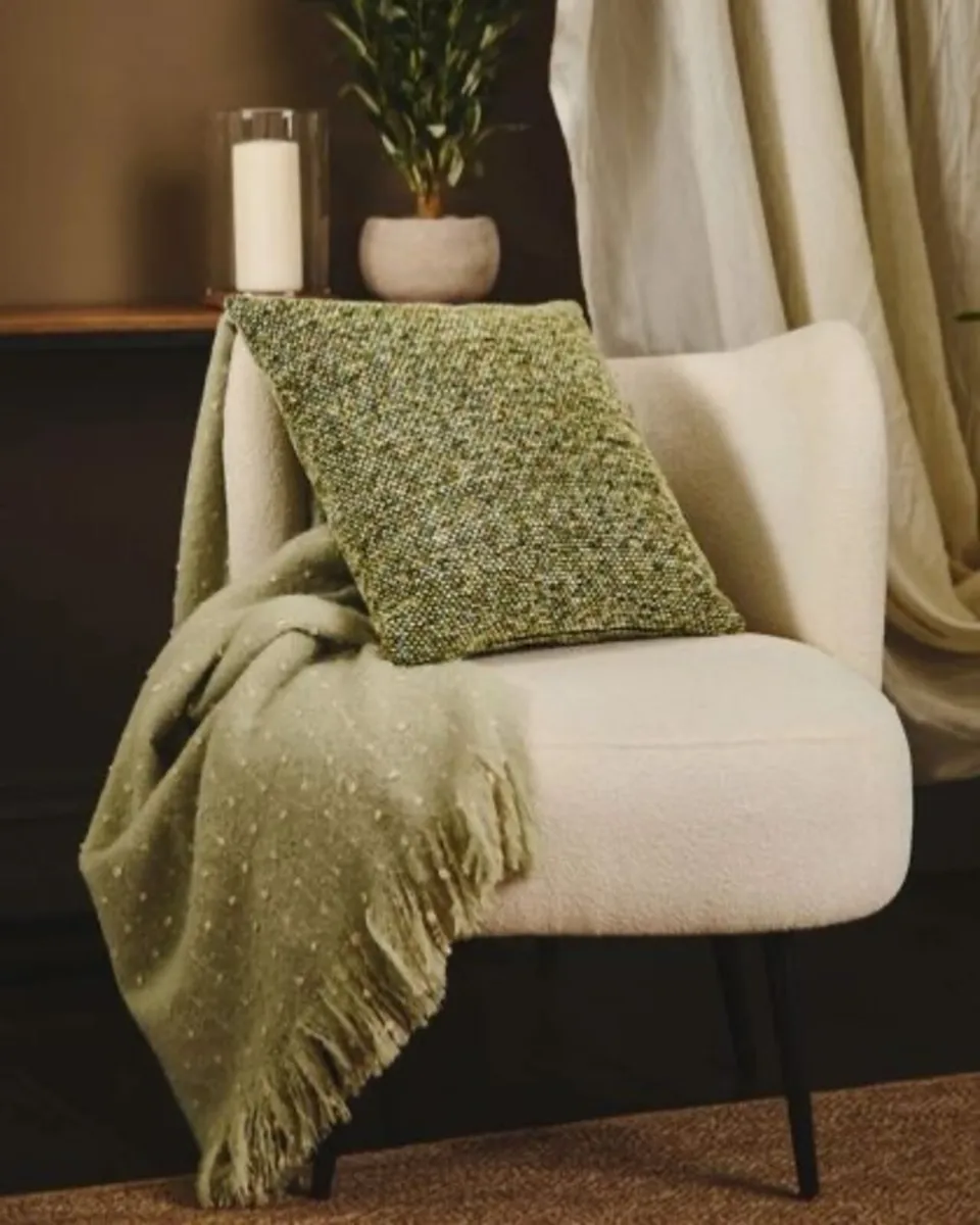 NEW Woven Dot Throw - Image 3