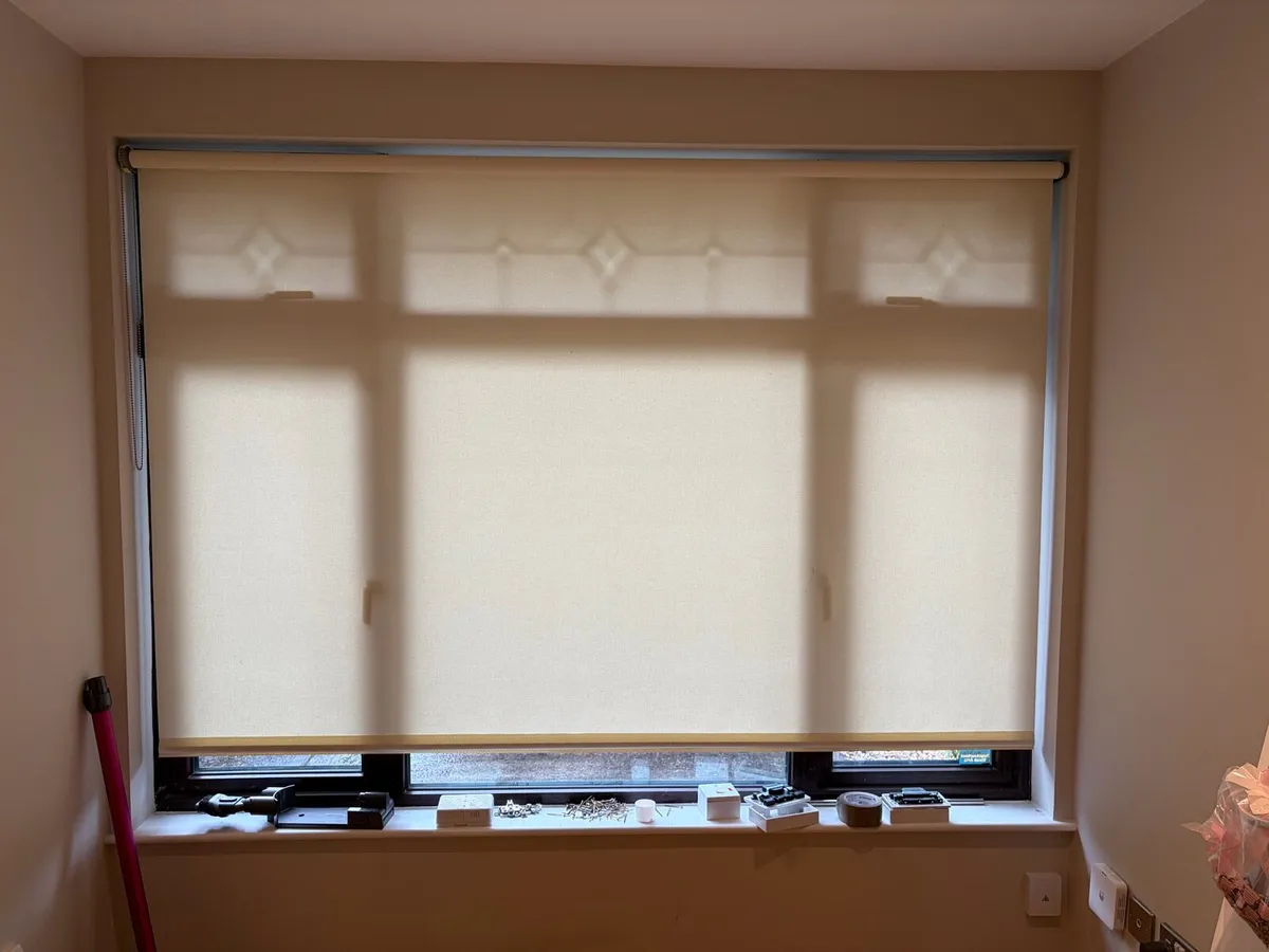8 Roller blinds - good condition - €40 for the lot - Image 1