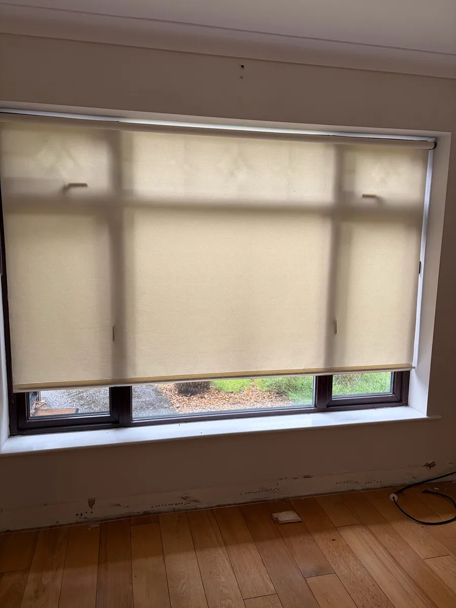 8 Roller blinds - good condition - €40 for the lot - Image 2