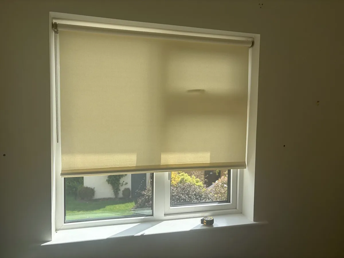 8 Roller blinds - good condition - €40 for the lot - Image 3