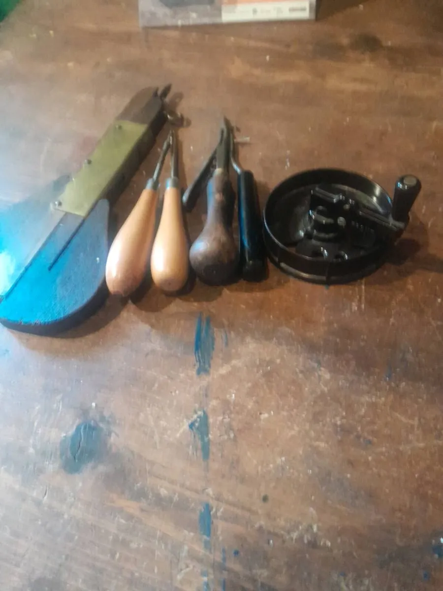 Six vintage rug making tools - Image 3