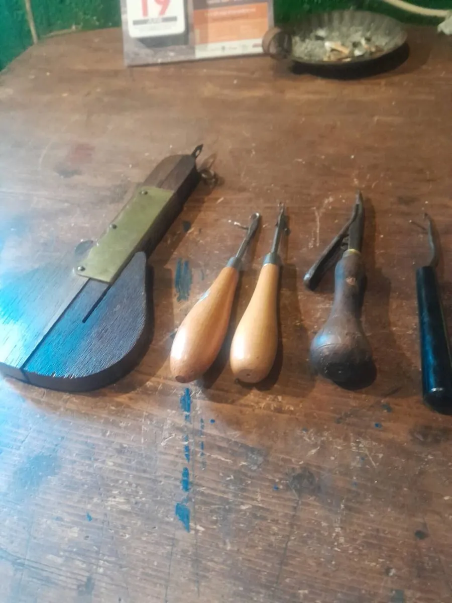 Six vintage rug making tools - Image 1