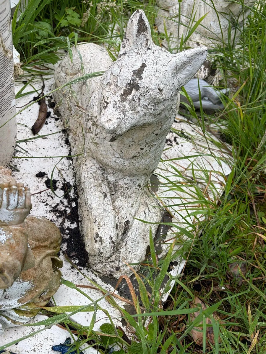 concrete pillar fox/ dog decor - Image 1