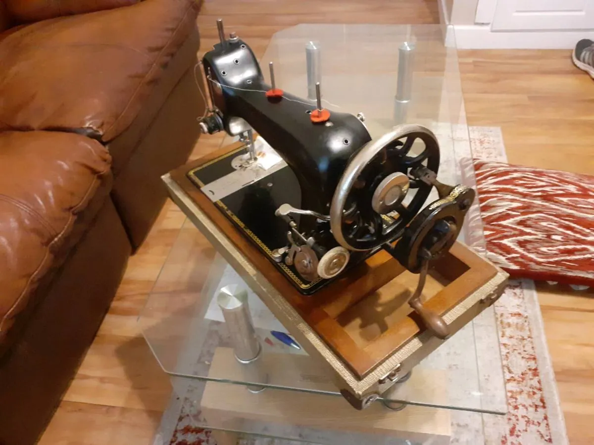 Sewing Machine, antique collectable for sale - Image 3