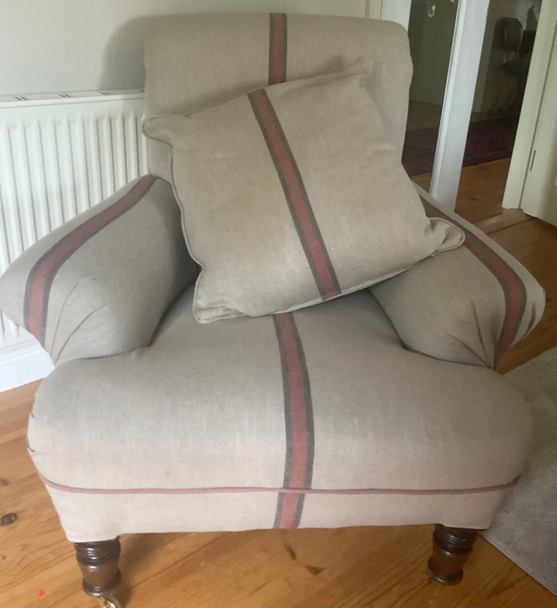 Antique queen ann chair in VGC - Image 3