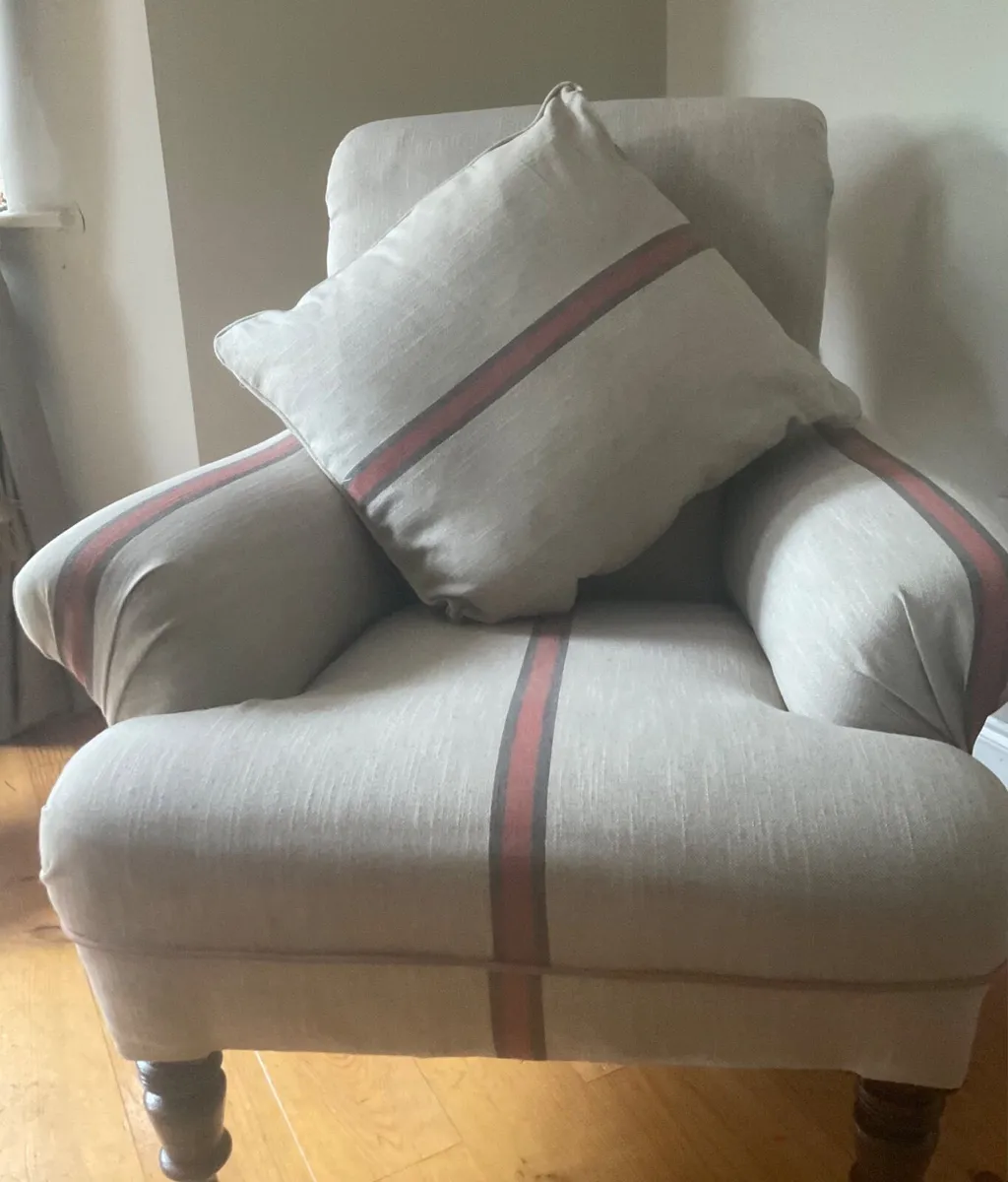 Antique queen ann chair in VGC - Image 4