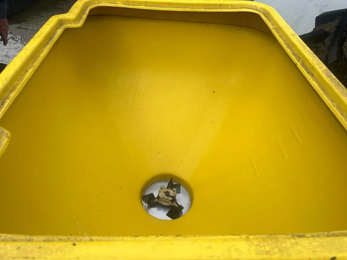 Cosmo half tonne spreader - Image 3