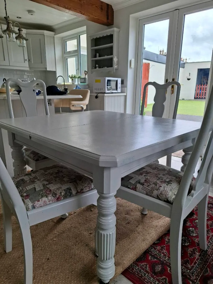 Table and chairs - Image 1