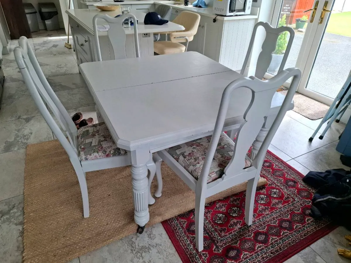 Table and chairs - Image 2