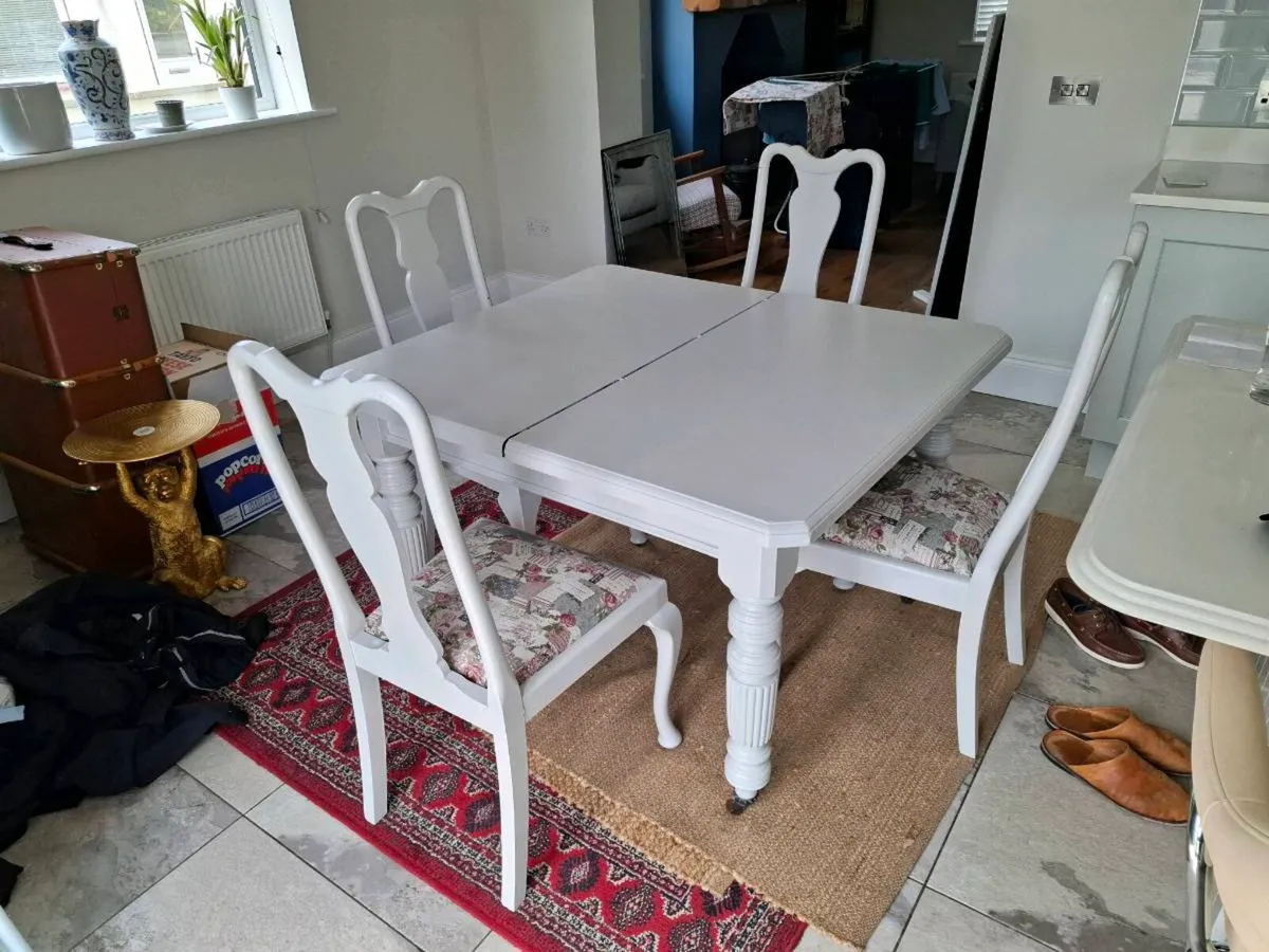 Table and chairs - Image 3