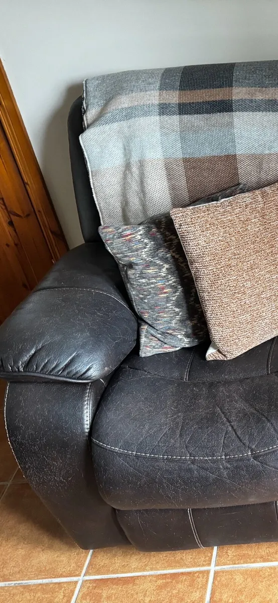 Two seater recliner and armchairs - Image 4