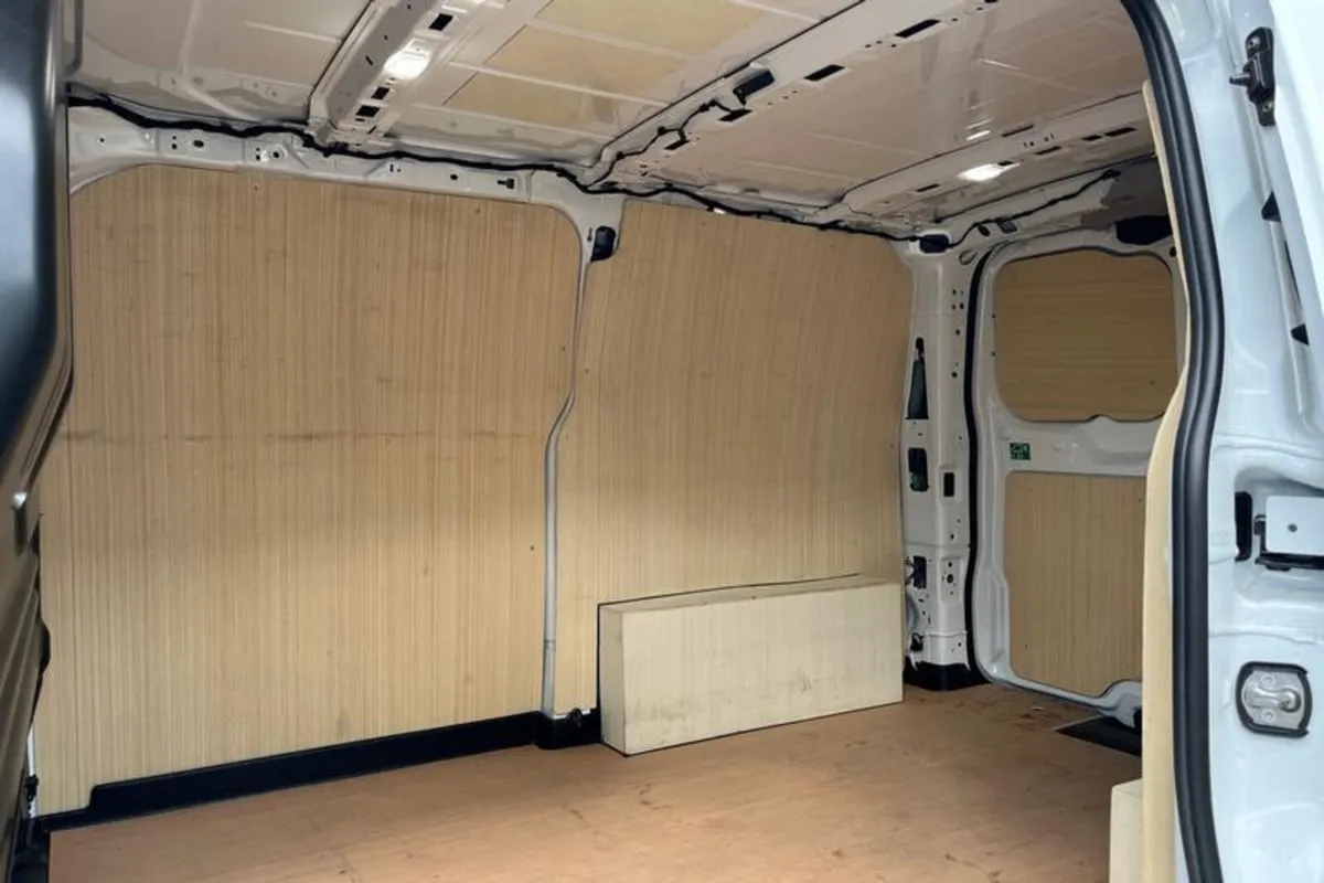 Ford Transit Custom LIMITED - Image 4