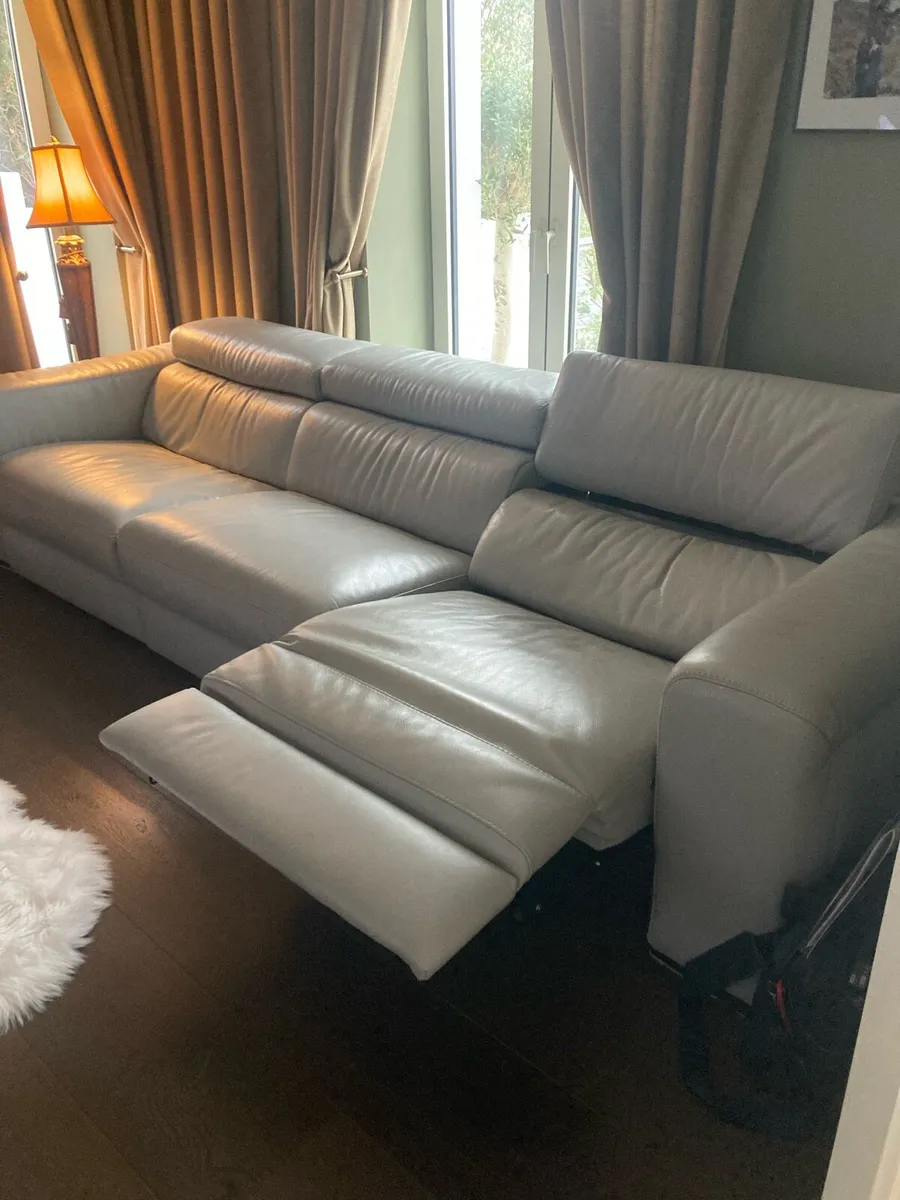 Natuzzi leather sofa reclining ends - Image 4