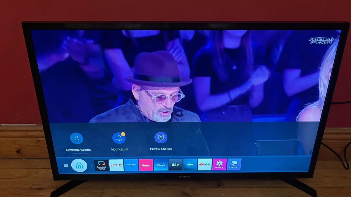 32” Samsung Smart TV with HDR - Image 4