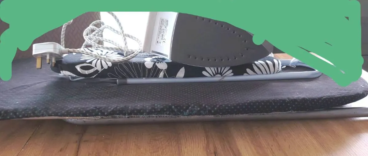Compact iron and ironing board - Image 1