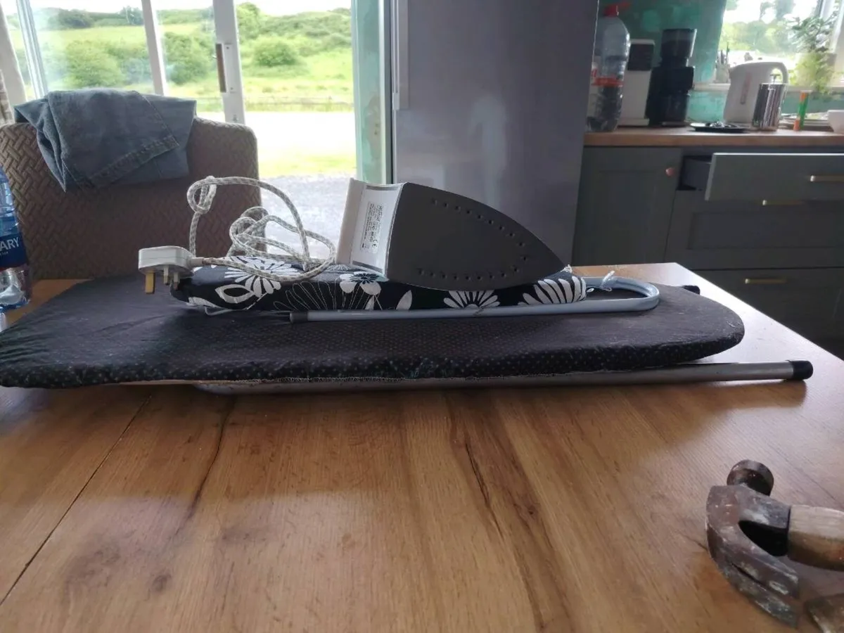 Compact iron and ironing board - Image 3