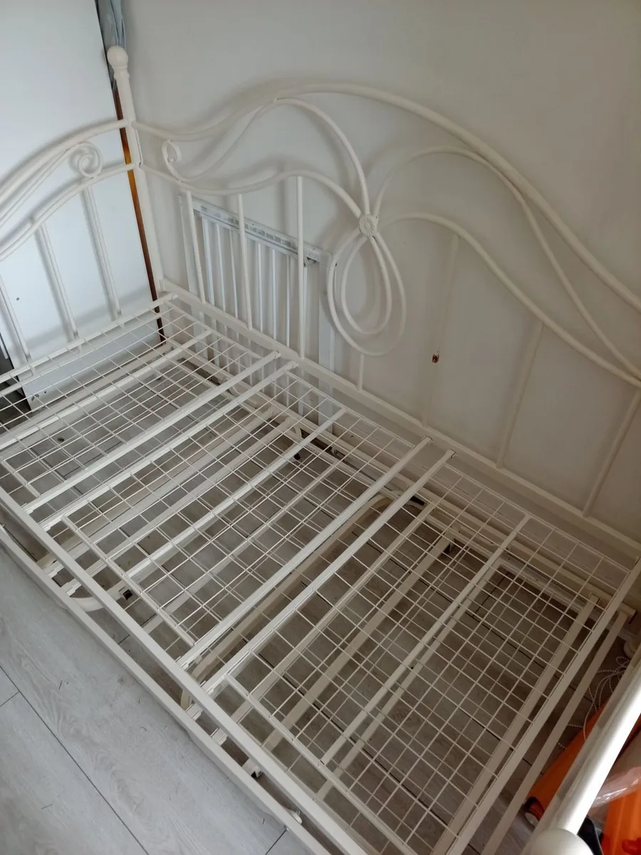 Single bed - Image 1