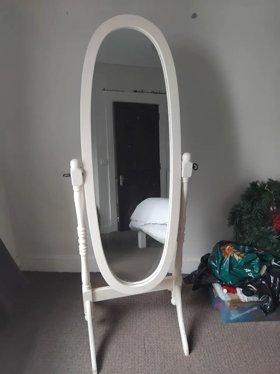 Free standing mirror