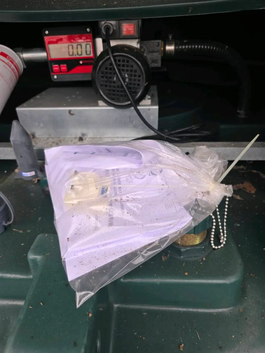 Carbery fuel tank with pump and meter 2500v - Image 3