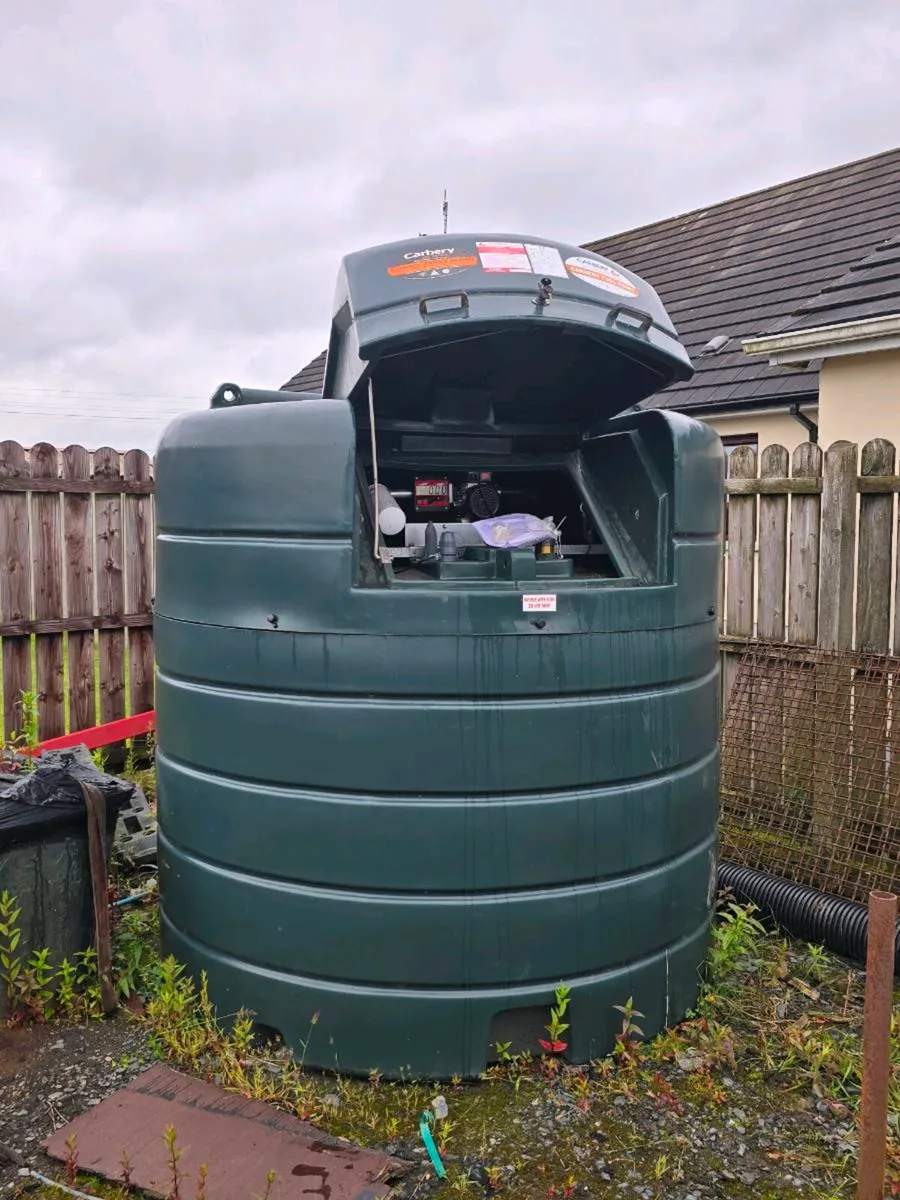 Carbery fuel tank with pump and meter 2500v - Image 1