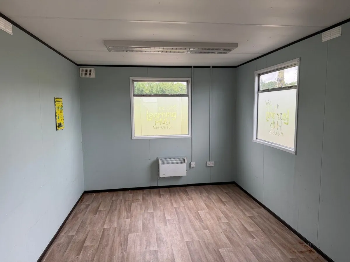 APPROX. 30ft x 10ft STEEL CLAD OPEN PLAN OFFICE - Image 4