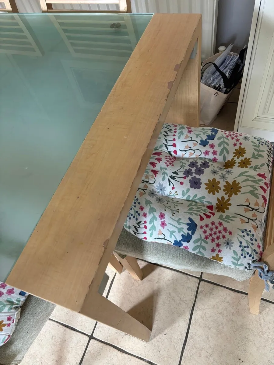Table and chairs - Image 1