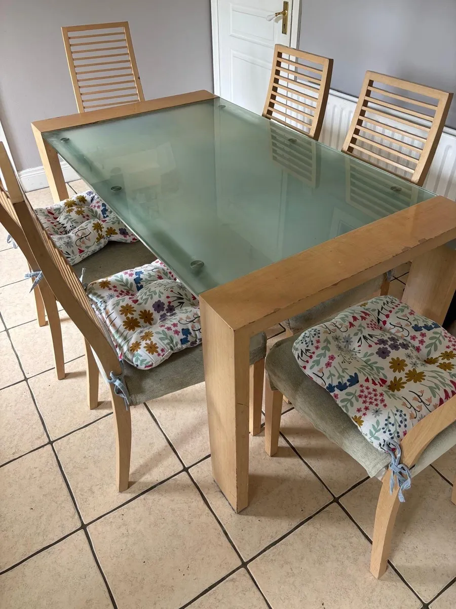 Table and chairs - Image 3