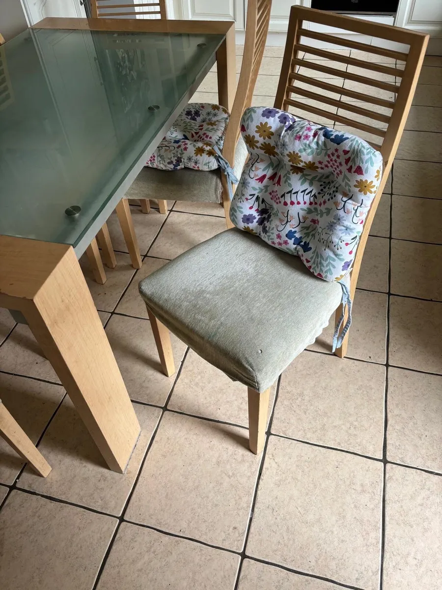 Table and chairs - Image 4