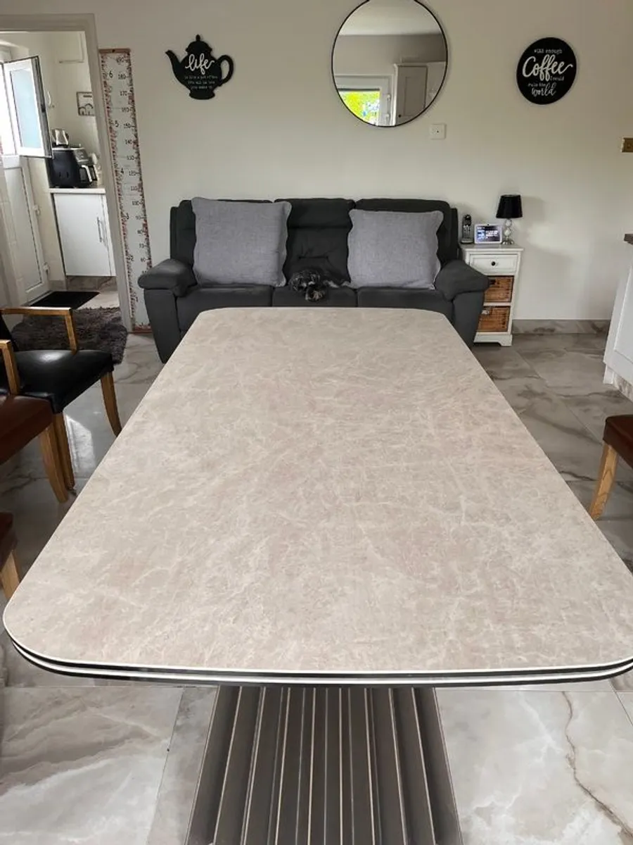 Kitchen table - Image 1