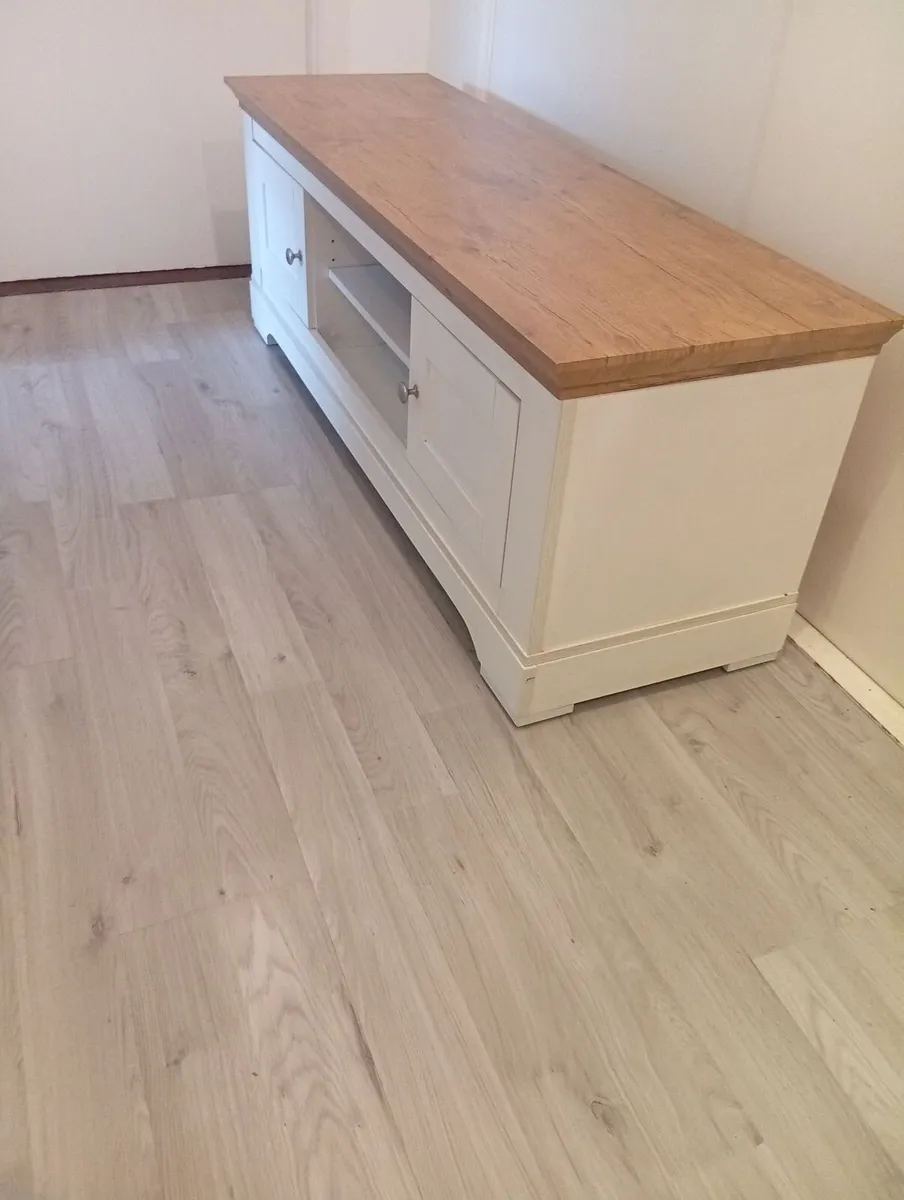 Luxury Tv Bench Sideboard Unit 4months old - Image 3