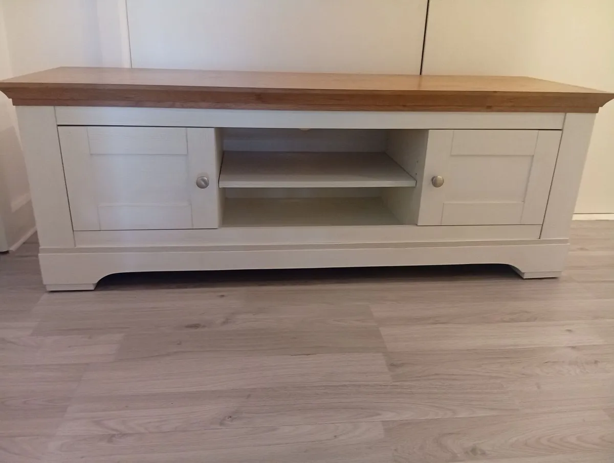 Luxury Tv Bench Sideboard Unit 4months old - Image 4
