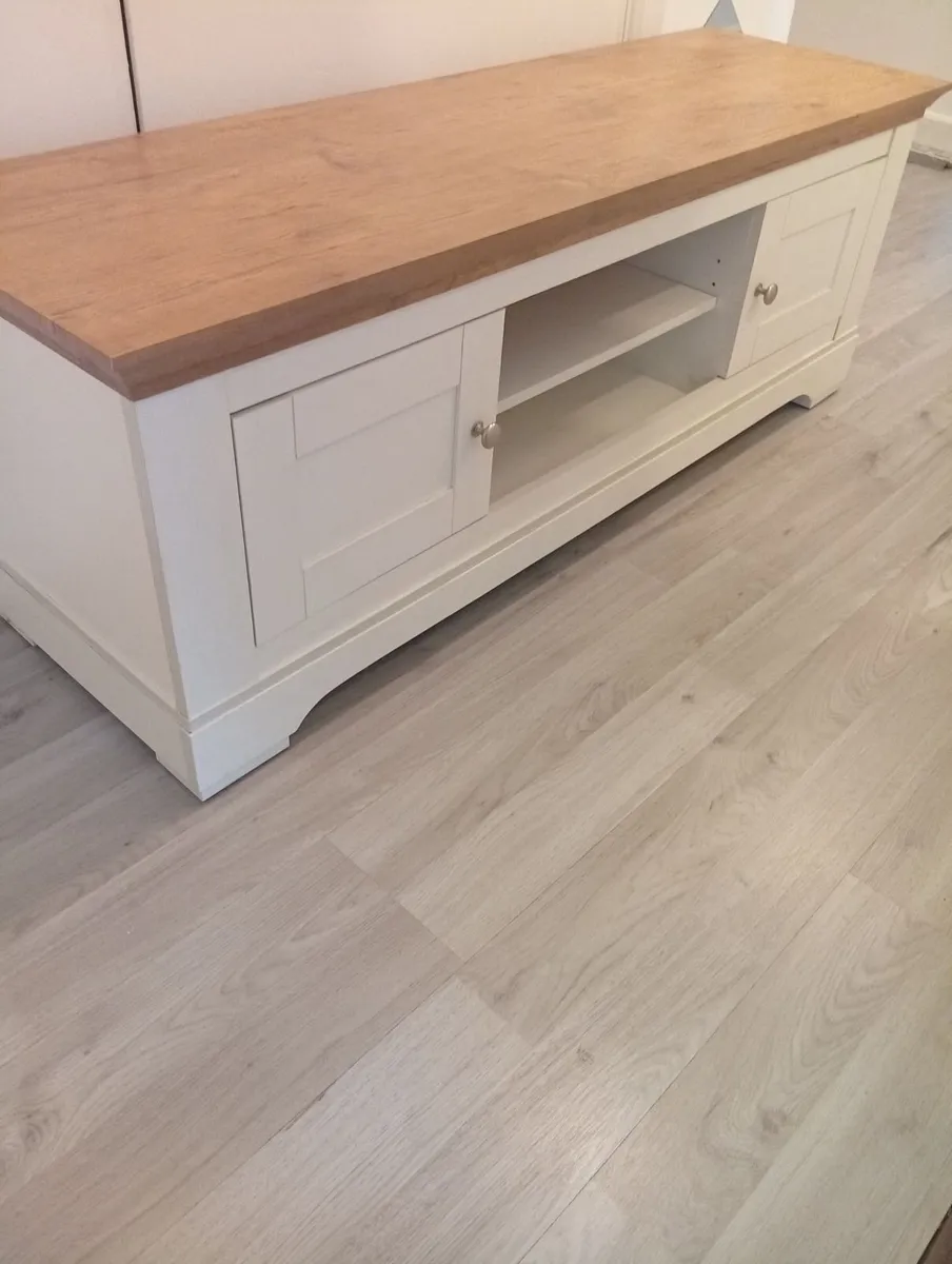 Luxury Tv Bench Sideboard Unit 4months old - Image 2