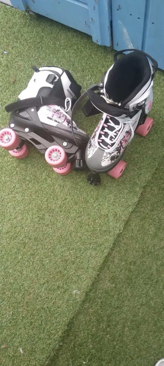 Roller skates and scooter - Image 1