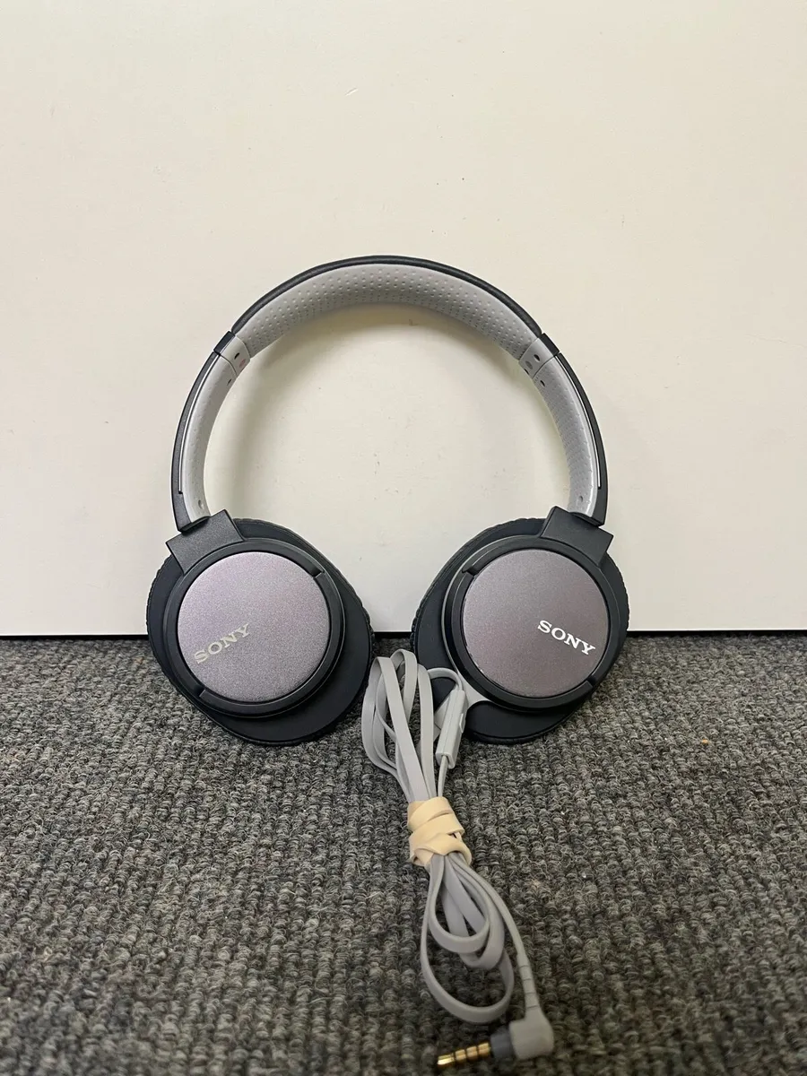 Sony Wired Headphones Over-Ear - Image 1
