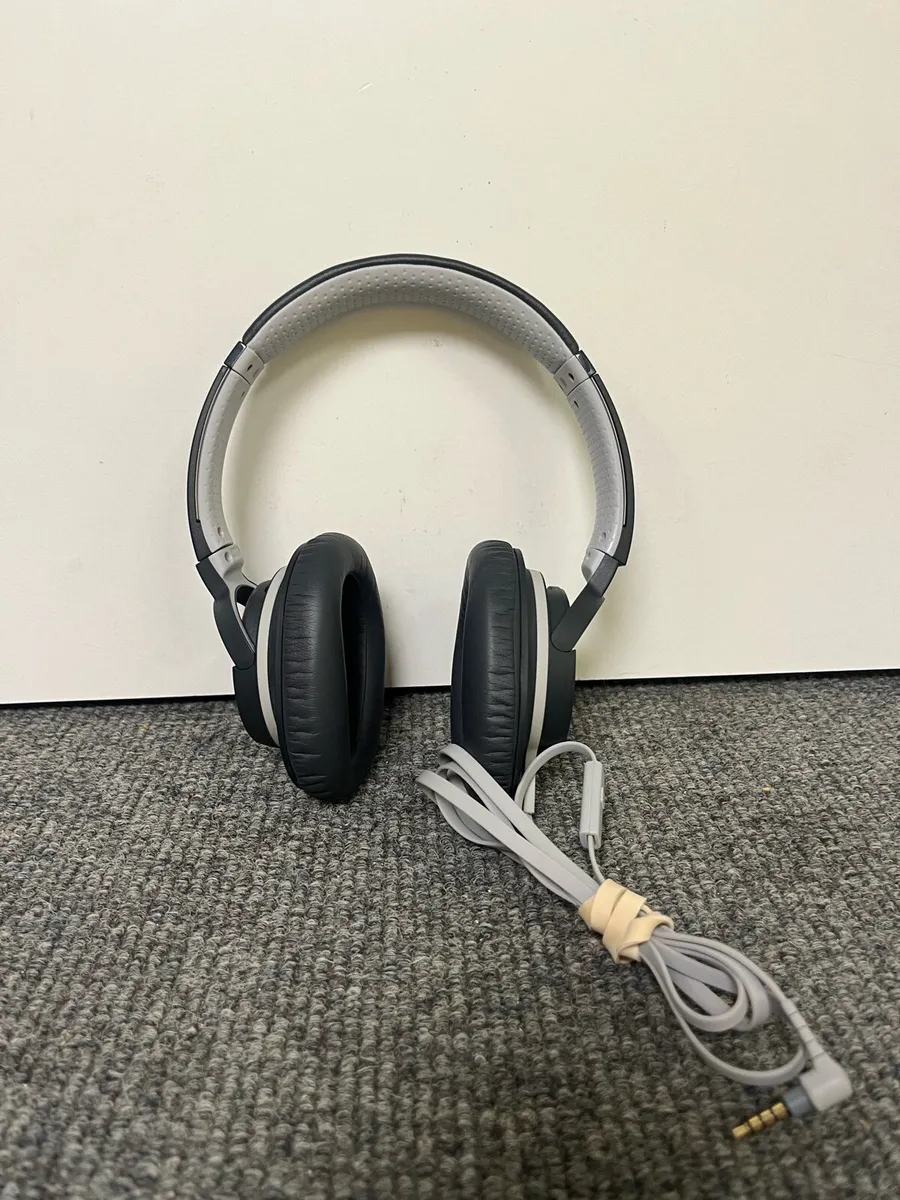 Sony Wired Headphones Over-Ear - Image 2
