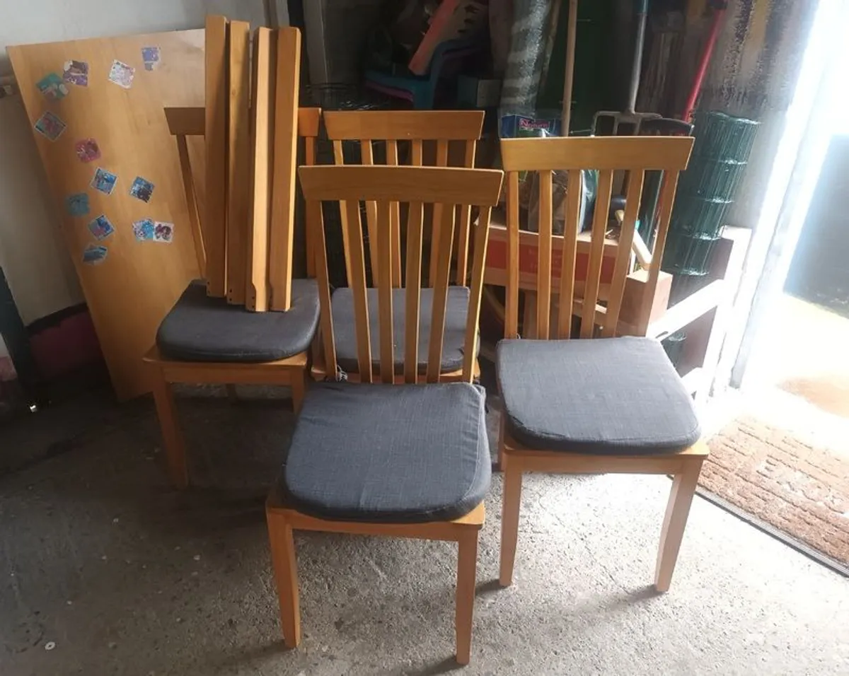4 chairs and table - Image 1