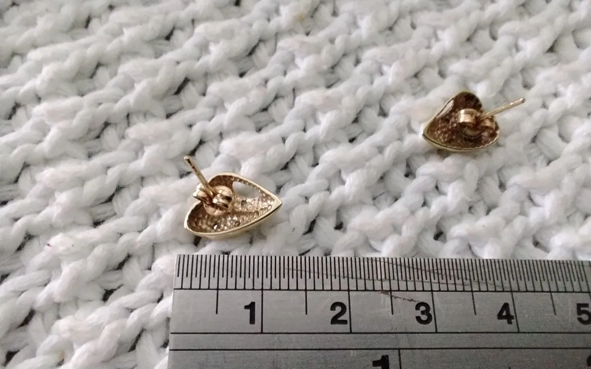 9ct Gold diamond heart stud earrings new unworn - Image 3