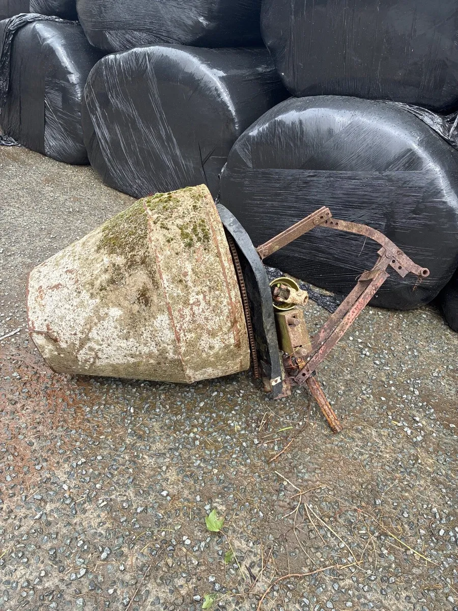 Concrete mixer. Post hole auger - Image 1