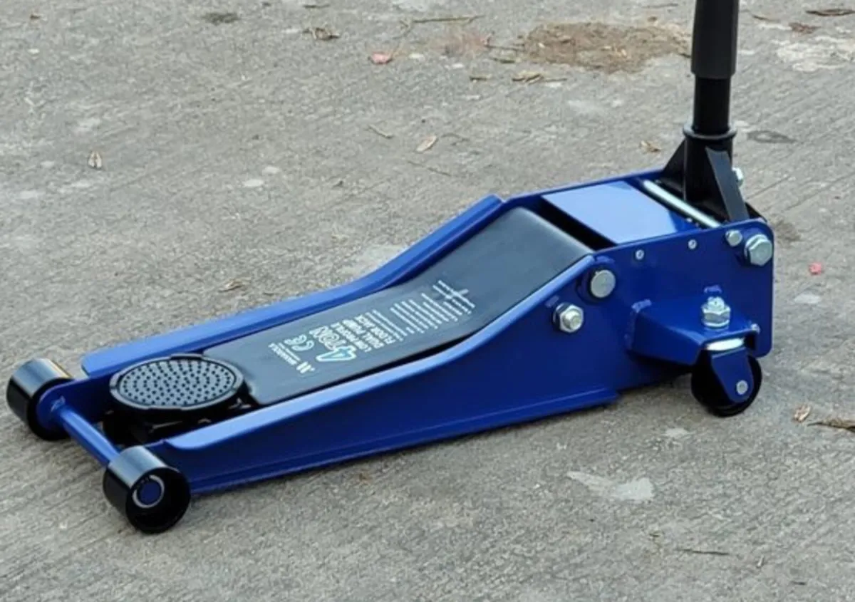 BRAND NEW 4 TON LOW PROFILE FLOOR JACK - Image 1