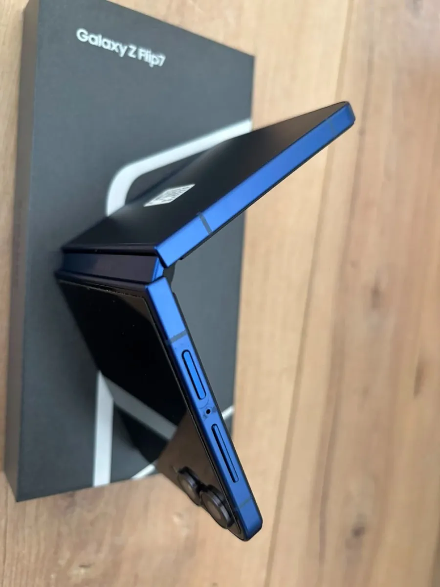 Samsung Galaxy Z Flip 7 - Image 3