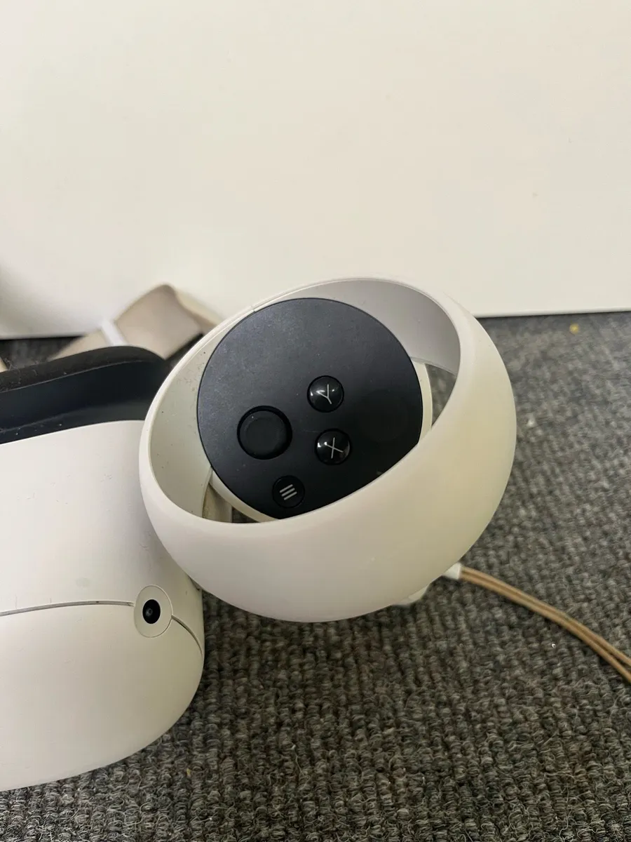 Meta Quest 2 Headset, Controllers and Case - Image 2