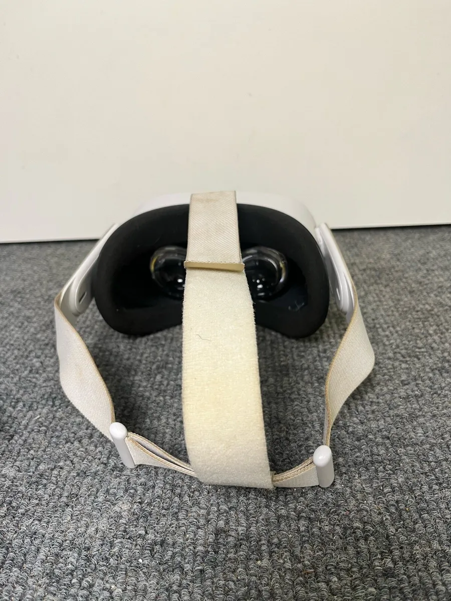 Meta Quest 2 Headset, Controllers and Case - Image 4