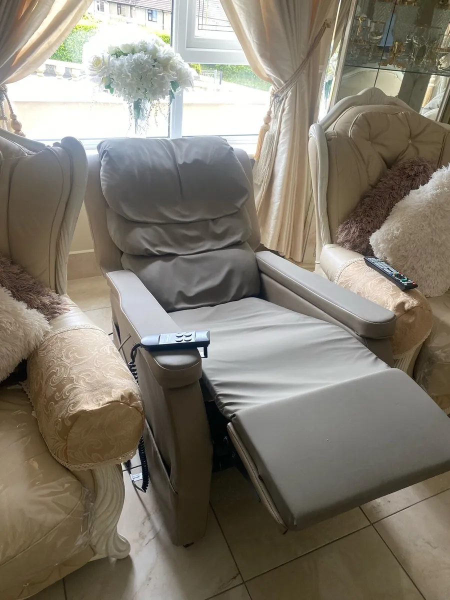 New electric recliner - Image 3