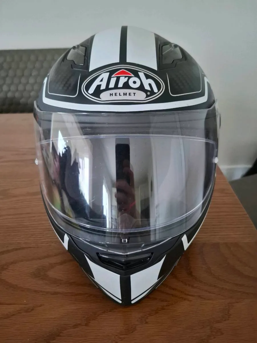 Airoh Motorcycle Helmet - Image 3