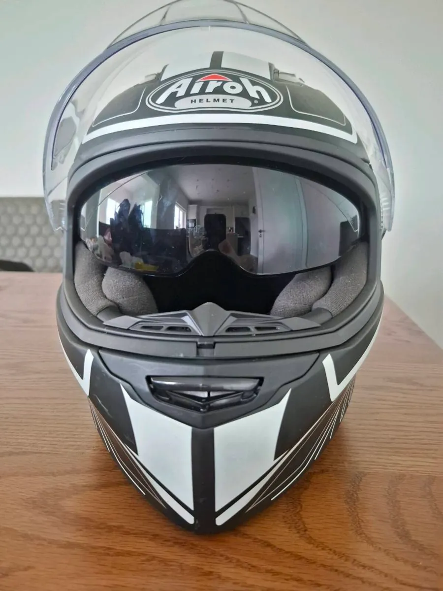 Airoh Motorcycle Helmet - Image 4