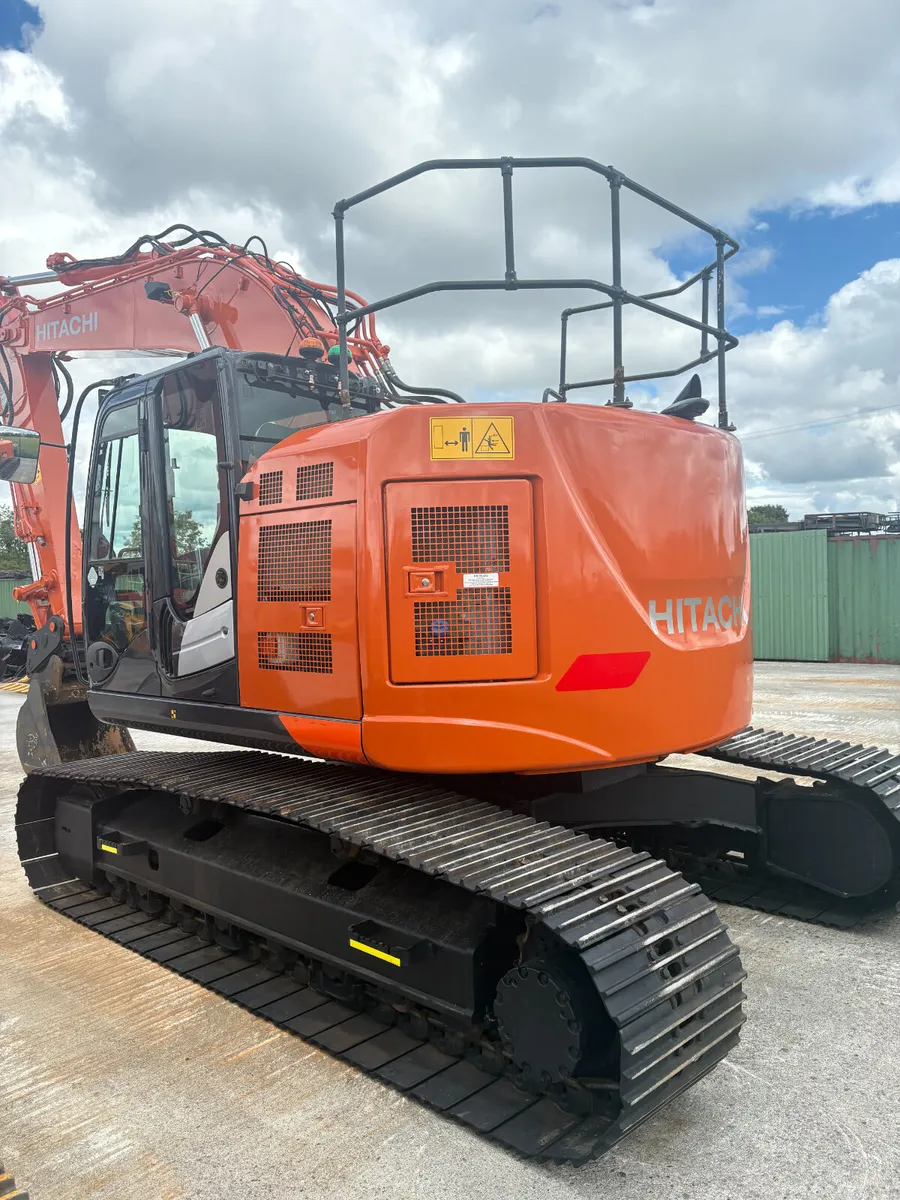 HITACHI ZX225-6 - Image 4