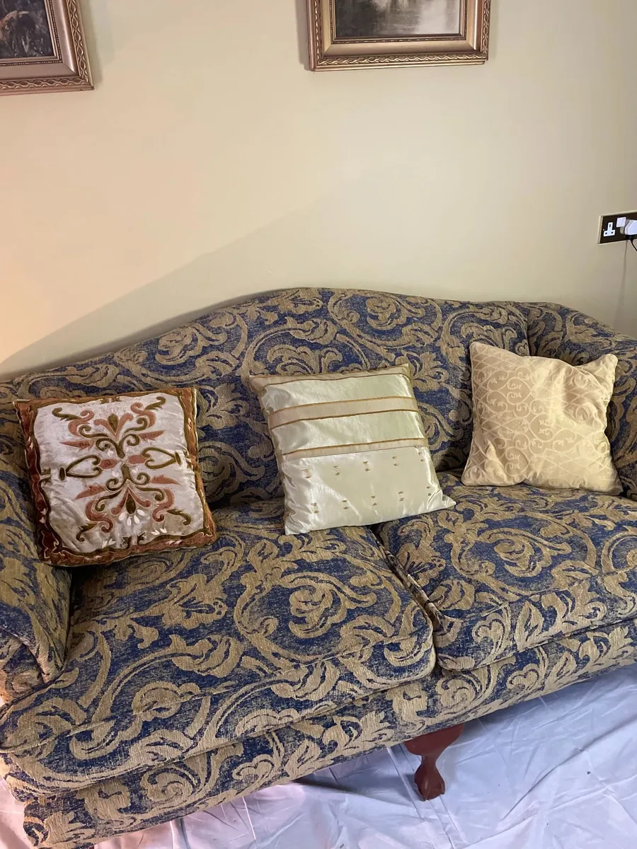 Traditional Two-Seater Sofa in Blue & Gold Damask - Image 4