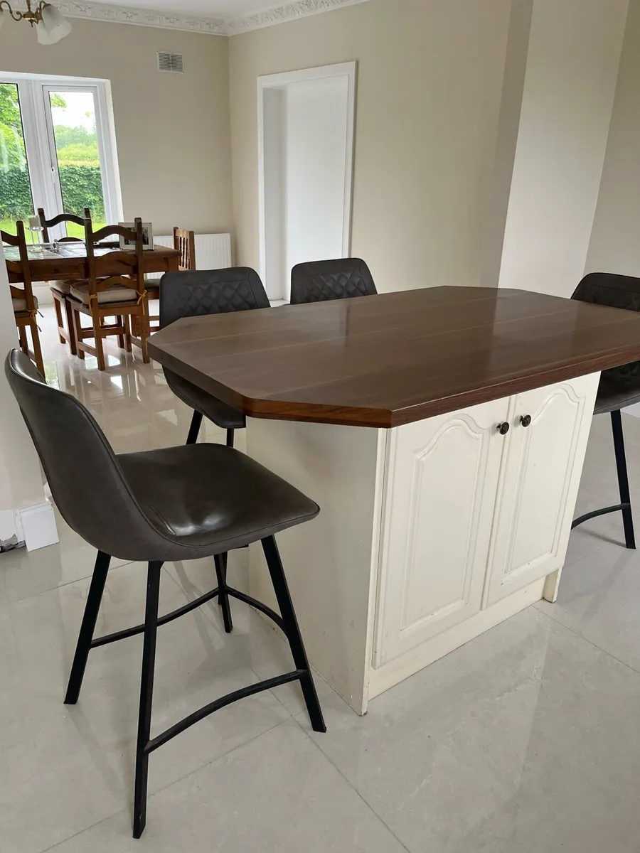 Kitchen island - Image 1